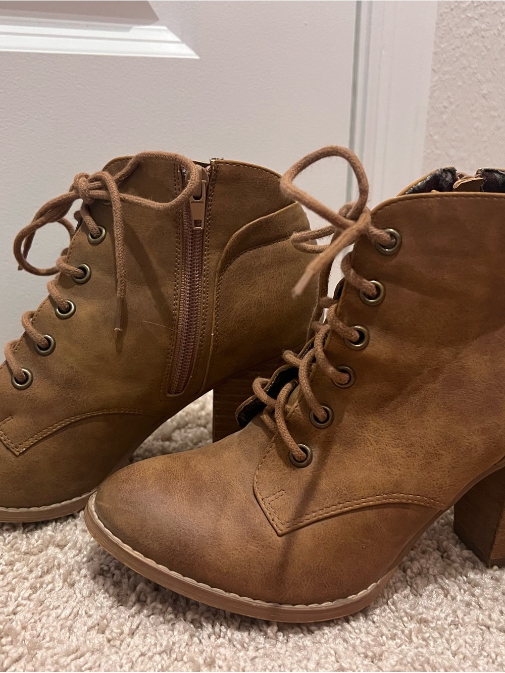 Hot Rated Cognac Lace-Up Block Heel Ankle Booties - Buckle | Size 8